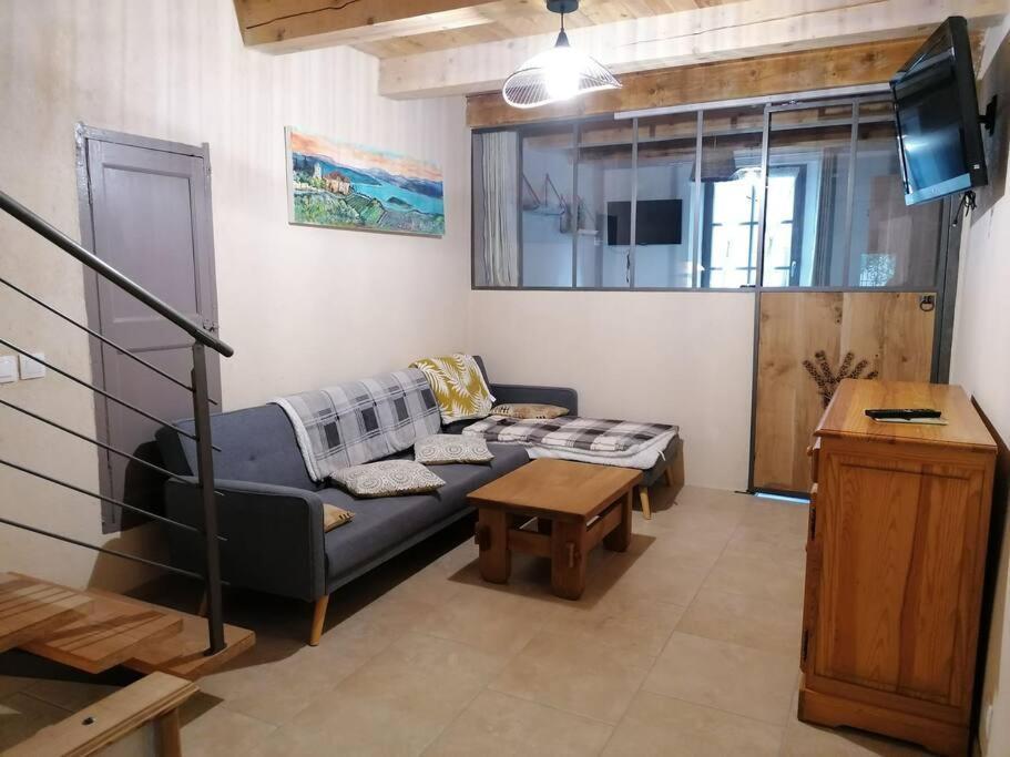 Agreable Maison De Village. كاستيلان المظهر الخارجي الصورة